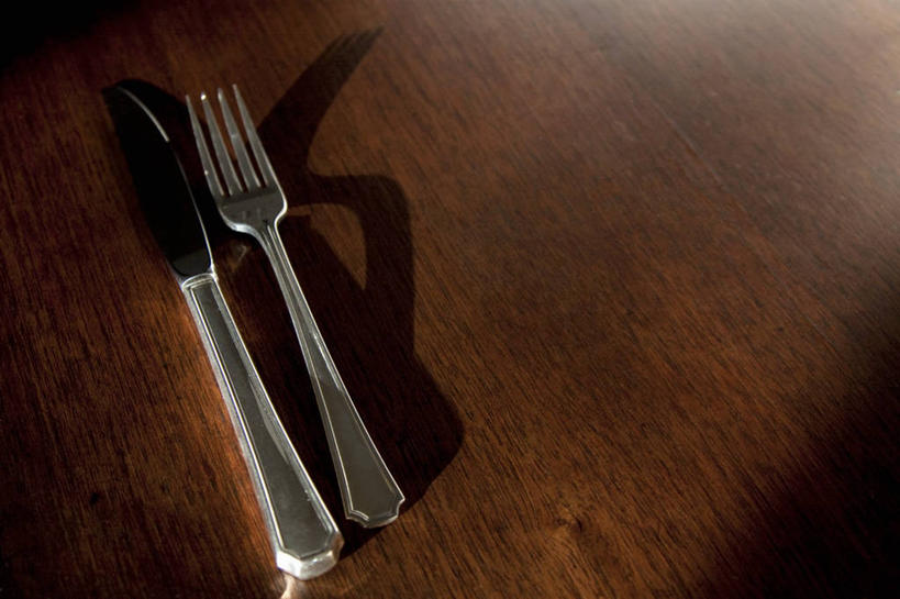 无人,横图,俯视,室内,特写,白天,桌面,桌子,静物,餐具,金属制品,阴影,反射,金属,木制,叉子,刀叉,刀子,影子,木制品,餐刀,餐叉,进餐用具,彩图,高角度拍摄