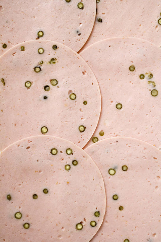 无人,竖图,俯视,室内,特写,白天,纹路,纹理,调料,调味,肉,香肠,香料,佐料,腊肠,黑胡椒,调味品,调味料,猪肉,肉类,配料,肉食,豚肉,肌理,作料,胡椒,彩图,高角度拍摄