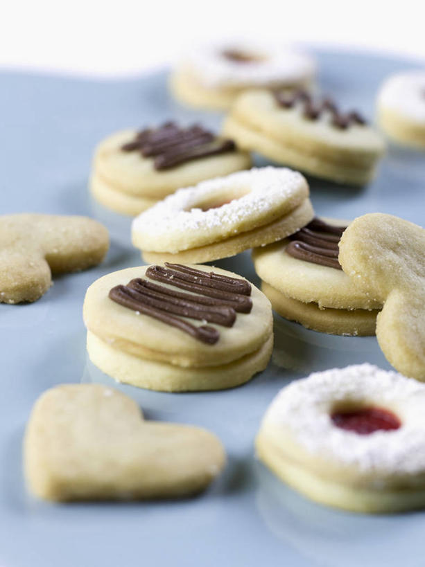 点心,无人,竖图,俯视,室内,特写,白天,桌面,桌子,许多,阴影,朦胧,模糊,反射,木制,影子,食品,曲奇,很多,食物,木制品,饼干,果酱,零食,曲奇饼,曲奇饼干,果子酱,彩图,高角度拍摄,果酱曲奇