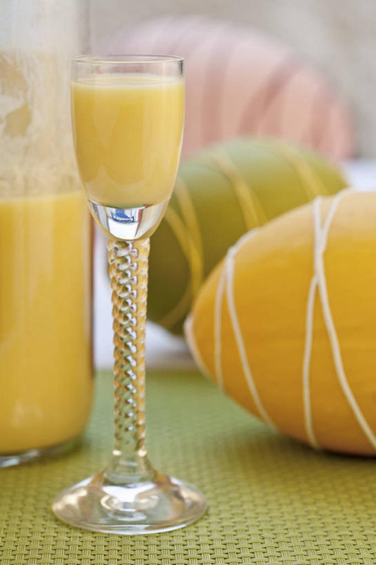 无人,竖图,俯视,室内,特写,白天,桌面,桌子,杯子,复活节,阴影,节日,朦胧,模糊,庆祝,反射,木制,影子,蛋,酒类,文化,玻璃制品,酒,饮料,一个,木制品,水杯,庆典,单个,纪念,彩蛋,复活节彩蛋,利口酒,蒸馏酒,餐后甜酒,玻璃杯,彩图,高角度拍摄