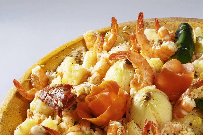 海鲜,米饭,无人,横图,俯视,室内,特写,白天,白色背景,烹饪,餐桌,桌子,蔬菜,洋葱,阴影,新鲜,反射,影子,陶瓷,虾,料理,食品,陶瓷制品,饭,水产,菜肴,美食,大虾,海洋生物,食物,一个,容器,碗,摄影,佳肴,有机食品,绿色食品,影棚,对虾,单个,餐台,储藏,五谷,储存,玉葱,水生动物,海产品,海鲜饭,水生物,海底动物,斑节虾,东方对虾,中国对虾,圆葱,洋葱头,球葱,葱头,彩图,高角度拍摄,影棚拍摄,拍摄,贮存