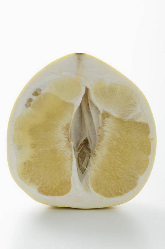 无人,竖图,室内,特写,白天,白色背景,正面,餐桌,桌子,柚子,水果,切开,阴影,新鲜,反射,影子,生食,食品,果实,半个,食物,黄色,切,一半,摄影,有机食品,绿色食品,影棚,餐台,剖面,切面,柚,文旦,团圆果,彩图,影棚拍摄,拍摄