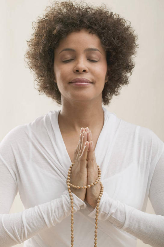 西方人,一个人,闭眼,竖图,室内,白天,白色背景,正面,欧洲,非洲,黑人,欧洲人,仅一个年轻女性,仅一个女性,仅一个人,服装,祝福,休闲装,虔诚,衣服,白色,祈祷,双手合十,休闲,休闲服,摄影,服饰,影棚,感谢,合掌,念珠,合十礼,合掌礼,合十,莲华合掌,感恩,念佛珠,数珠,诵珠,年轻女性,女人,女性,非洲人,闭眼睛,闭着眼,闭着眼睛,半身,彩图,影棚拍摄,拍摄
