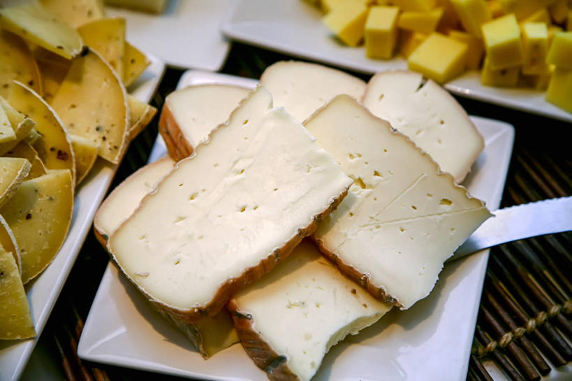 奶酪,无人,餐厅,横图,俯视,室内,特写,白天,餐桌,桌子,餐具,切开,阴影,反射,碟子,盘,影子,干酪,起司,芝士,营养,盘子,碟,切,乳酪,餐台,便利,乳制品,发酵,剖面,切面,蓝纹奶酪,自助餐厅,方便,斯提耳顿干酪,彩图,高角度拍摄,餐馆,饭店,饭馆