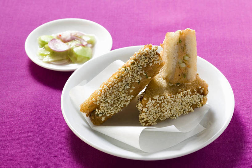 点心,海鲜,面包,无人,横图,俯视,室内,特写,白天,餐桌,桌子,餐具,阴影,紫色背景,反射,碟子,盘,影子,虾,芝麻,食品,面点,水产,大虾,海洋生物,食物,糕点,两个,盘子,碟,摄影,影棚,对虾,餐台,水生动物,海产品,水生物,海底动物,斑节虾,芝麻面包,脂麻,胡麻,白麻,巨胜子,油麻,东方对虾,中国对虾,彩图,高角度拍摄,影棚拍摄,拍摄