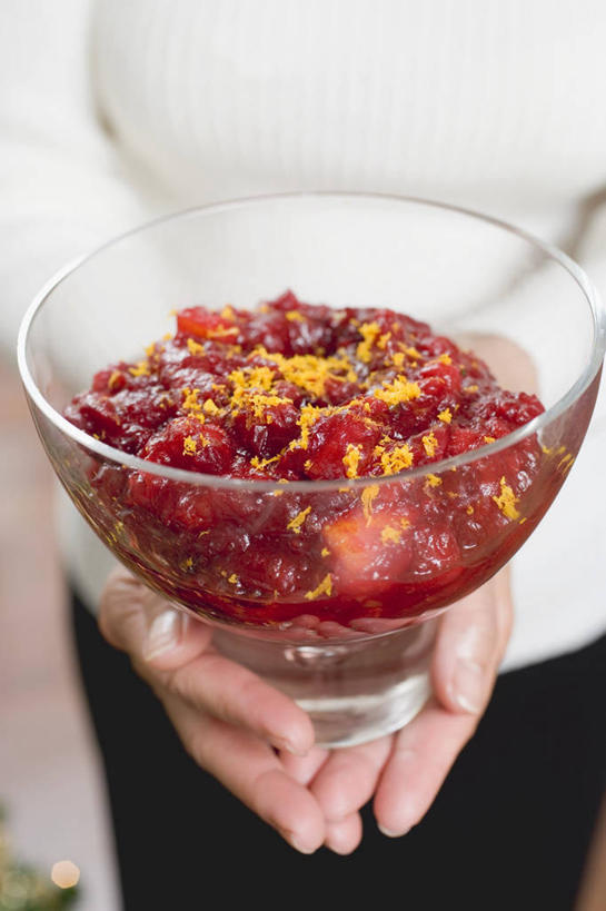 西方人,手,一个人,站,捧,竖图,俯视,室内,特写,白天,玻璃,欧洲,欧洲人,双手,仅一个女性,仅一个人,一堆,堆叠,堆积,服装,休闲装,玻璃制品,一个,衣服,红色,容器,碗,果酱,站着,仅一个中年女性,休闲,手部,休闲服,服饰,单个,储藏,堆,储存,果子酱,女人,女性,中年女性,白种人,端,端着,捧着,手捧,站立,半身,彩图,高角度拍摄,蔓越莓酱,贮存