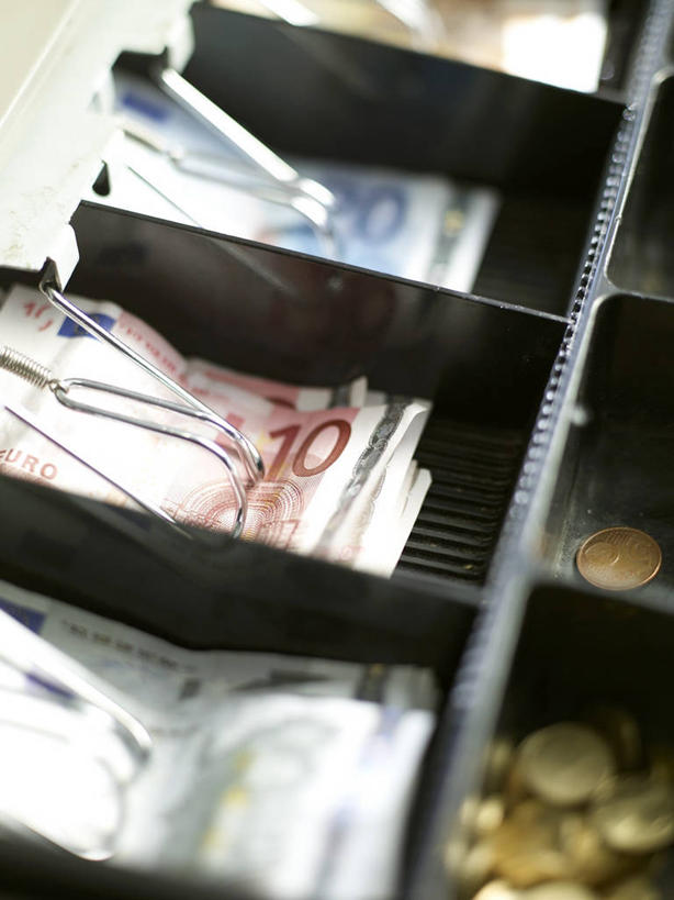 无人,竖图,俯视,室内,特写,白天,钱,静物,许多,阴影,反射,标志,钱币,数字,文字,影子,字符,很多,标识,pos机,钞票,金融,纸币,阿拉伯数字,收银台,经济,收银,收银机,流通,纸钞,贸易,货币,现金,硬币,彩图,高角度拍摄