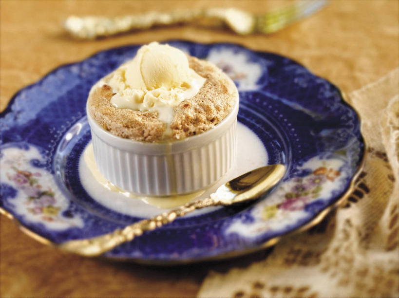 无人,横图,俯视,室内,特写,白天,餐桌,桌子,香蕉,餐具,水果,阴影,朦胧,模糊,新鲜,反射,叉子,碟子,盘,影子,勺子,陶瓷,生食,食品,冰激凌,果实,陶瓷制品,清凉,食物,盘子,容器,调羹,碟,汤匙,碗,冷饮,四个,舒服,冰淇淋,草莓冰激凌,有机食品,绿色食品,餐台,储藏,解暑,储存,解渴,雪糕,餐叉,舒爽,冰糕,消暑,进餐用具,甘蕉,彩图,高角度拍摄,贮存