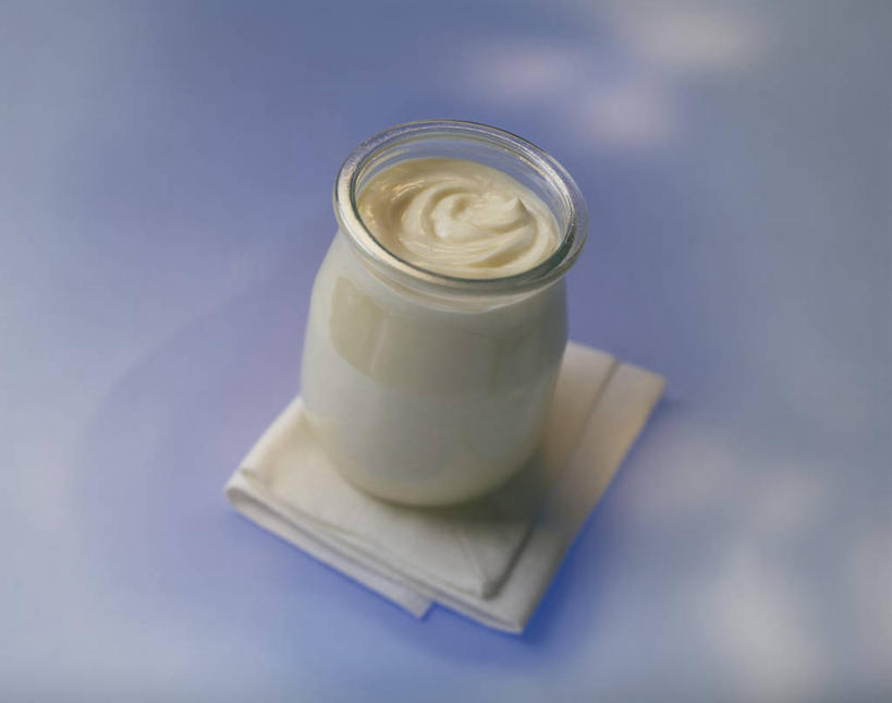 无人,横图,俯视,室内,特写,白天,餐桌,桌子,玻璃,阴影,蓝色背景,反射,影子,调料,酱料,酱汁,佐料,美乃滋,调味品,调味料,酱,玻璃制品,一个,玻璃瓶,餐巾,瓶子,摄影,影棚,单个,餐台,蛋黄酱,广口瓶,蛋黄沙拉酱,调味油,保洁方巾,口布,彩图,高角度拍摄,影棚拍摄,拍摄