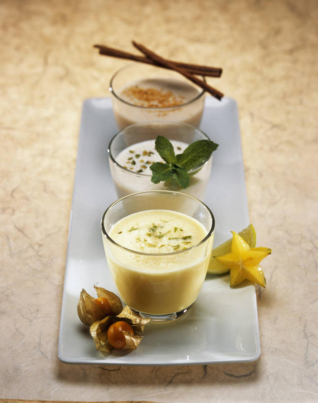 无人,竖图,俯视,室内,特写,白天,餐桌,桌子,杯子,水果,叶子,一排,切开,阴影,新鲜,整齐,反射,影子,生食,食品,果实,绿叶,酒类,三杯,文化,玻璃制品,酒,食物,饮料,排列,三个,水杯,鸡尾酒,杨桃,切,嫩叶,调酒,有机食品,绿色食品,餐台,五敛子,创造,三廉子,阳桃,洋桃,队列,剖面,想象,切面,叶,叶片,玻璃杯,彩图,高角度拍摄,水果鸡尾酒