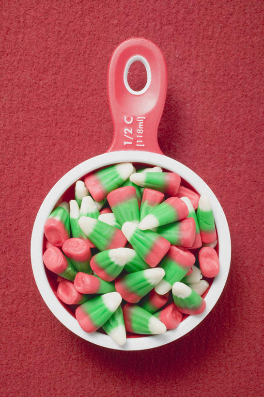 无人,竖图,俯视,室内,特写,白天,餐桌,桌子,一堆,许多,阴影,堆叠,堆积,红色背景,反射,影子,陶瓷,食品,糖,糖果,甜点,甜品,陶瓷制品,软糖,很多,食物,一个,容器,碗,甜食,摄影,影棚,单个,餐台,储藏,堆,储存,彩图,高角度拍摄,影棚拍摄,拍摄,玉米糖,贮存