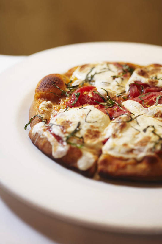 奶酪,无人,竖图,俯视,室内,特写,白天,爱情,烹饪,西餐,餐桌,桌子,蔬菜,西红柿,餐具,阴影,新鲜,盛开,反射,碟子,盘,影子,干酪,起司,料理,食品,披萨,匹萨,茼蒿菊,芝士,营养,花蕾,菜肴,美食,花,花瓣,花朵,鲜花,食物,一个,盘子,碟,快餐,花苞,花蕊,乳酪,菊花,西式,佳肴,有机食品,绿色食品,单个,餐台,吉祥,乳制品,比萨,发酵,西式快餐,垃圾食品,意大利薄饼,高洁,长寿,蓬蒿菊,怀恋,清净,真情,寿客,秋菊,木春菊,木茼蒿,番茄,彩图,高角度拍摄,玛格丽特披萨