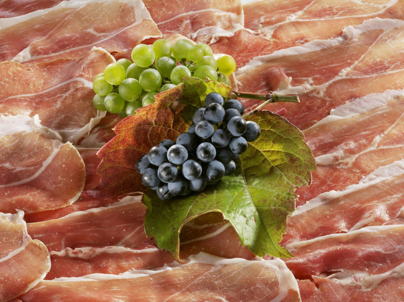 无人,横图,俯视,室内,特写,白天,餐桌,桌子,葡萄,水果,叶子,切开,阴影,新鲜,反射,影子,肉,生食,食品,果实,绿叶,火腿,猪肉,肉类,食物,腌制,绿色,黑色,切,嫩叶,有机食品,绿色食品,餐台,剖面,肉食,切面,豚肉,熏制,火肉,兰熏,猪腿,巴马火腿,叶,叶片,山葫芦,蒲桃,草龙珠,彩图,高角度拍摄,黑葡萄