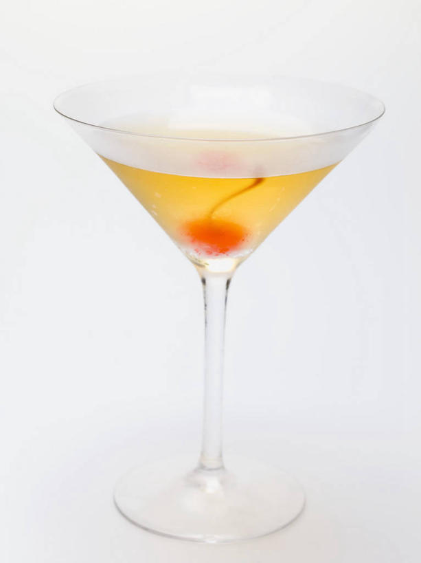 无人,竖图,俯视,室内,特写,白天,白色背景,餐桌,桌子,樱桃,杯子,阴影,朦胧,模糊,反射,高脚杯,影子,曼哈顿,酒类,一杯,文化,玻璃制品,酒,饮料,一个,红色,酒杯,鸡尾酒,调酒,摄影,影棚,单个,餐台,创造,想象,鸡尾酒杯,玻璃杯,樱珠,莺桃,英桃,楔桃,牛桃,荆桃,彩图,高角度拍摄,影棚拍摄,拍摄,曼哈顿鸡尾酒