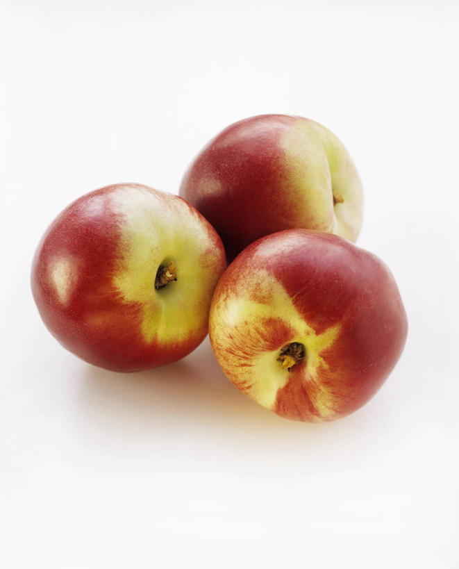 无人,竖图,俯视,室内,特写,白天,白色背景,餐桌,桌子,桃子,水果,阴影,新鲜,反射,影子,生食,食品,果实,油桃,食物,三个,摄影,有机食品,绿色食品,影棚,餐台,肺果,李光桃,彩图,高角度拍摄,影棚拍摄,拍摄