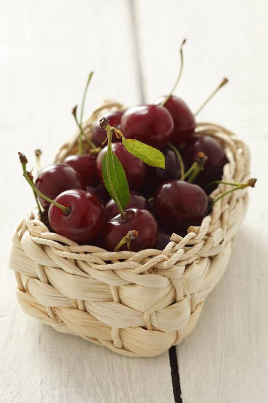 无人,交叉,竖图,俯视,室内,特写,白天,餐桌,桌子,竹子,樱桃,水果,一堆,许多,阴影,堆叠,堆积,竹制,新鲜,编织,反射,木制,篮子,影子,生食,食品,果实,食物,一个,红色,木制品,竹篮,有机食品,绿色食品,单个,餐台,竹条,堆,交织,竹制品,穿插,樱珠,莺桃,英桃,楔桃,牛桃,荆桃,彩图,高角度拍摄,欧洲酸樱桃,酸樱桃