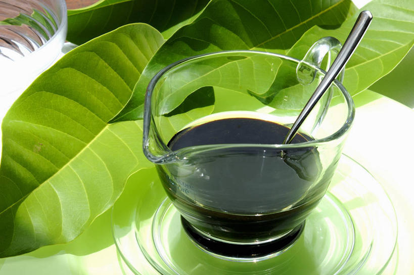 无人,横图,俯视,室内,特写,白天,餐桌,桌子,餐具,叶子,玻璃,阴影,反射,碟子,壶,盘,影子,醋,调料,绿叶,调味品,调味料,玻璃制品,水壶,黑色,盘子,茶壶,容器,碟,嫩叶,餐台,食醋,苦酒,醯,叶,叶片,彩图,高角度拍摄