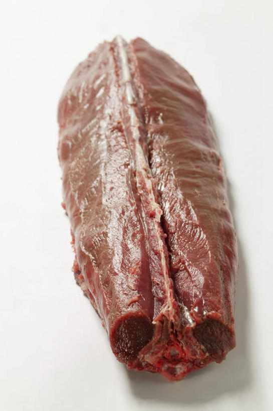 无人,竖图,俯视,室内,特写,白天,白色背景,餐桌,桌子,一块,阴影,新鲜,反射,影子,肉,生食,肉类,红色,摄影,影棚,餐台,肉食,鹿肉,彩图,高角度拍摄,影棚拍摄,拍摄