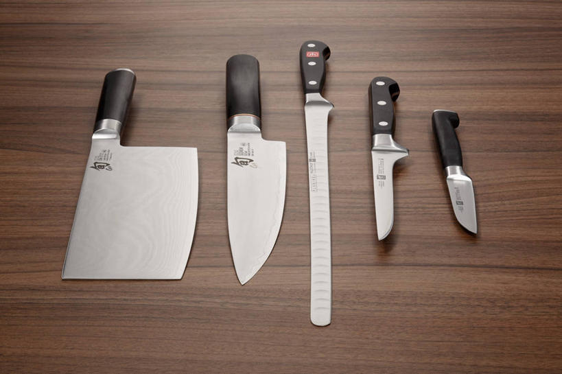 无人,横图,俯视,室内,特写,白天,餐桌,桌子,静物,金属制品,一排,阴影,整齐,反射,金属,木制,工具,影子,刀具,排列,木制品,刀,五把,餐台,队列,菜刀,切菜刀,彩图,高角度拍摄