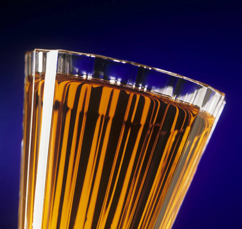 果汁,无人,横图,室内,特写,白天,正面,苹果,杯子,阴影,蓝色背景,反射,影子,饮品,一杯,玻璃制品,饮料,一个,水杯,苹果汁,摄影,影棚,单个,可口,适口,玻璃杯,彩图,影棚拍摄,拍摄