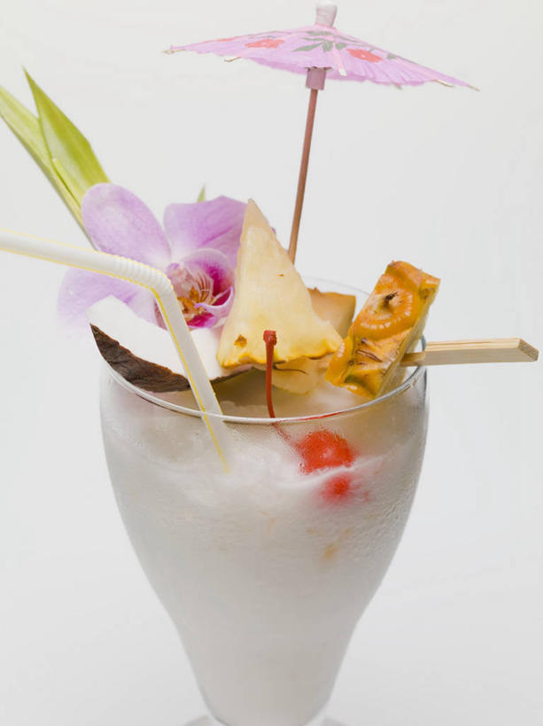 点心,果汁,无人,竖图,俯视,室内,特写,白天,白色背景,餐桌,桌子,椰子,樱桃,水果,阴影,新鲜,装饰,盛开,反射,伞,影子,纸伞,生食,食品,甜点,甜品,果实,饮品,花蕾,花,花瓣,花朵,鲜花,食物,糕点,饮料,红色,甜食,花苞,花蕊,摄影,有机食品,绿色食品,影棚,餐台,华丽,修饰,点缀,高雅,可口,小伞,衬托,美观,雅致,雅观,大椰,胥余,椰瓢,越王头,淡泊,花中君子,热带兰,洋兰,适口,鸡尾酒伞,酒杯伞,伞签,兰花,樱珠,莺桃,英桃,楔桃,牛桃,荆桃,彩图,高角度拍摄,影棚拍摄,拍摄