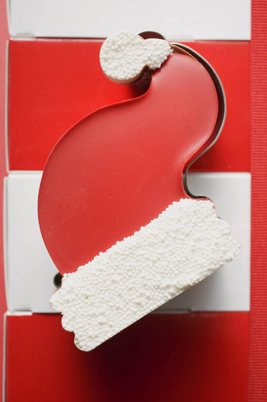 无人,竖图,俯视,室内,特写,白天,餐桌,桌子,帽子,圣诞节,阴影,节日,庆祝,反射,影子,食品,糖,糖果,甜点,甜品,文化,食物,一个,红色,甜食,巧克力,庆典,圣诞帽,单个,餐台,纪念,朱古力,一顶,棉帽,彩图,高角度拍摄