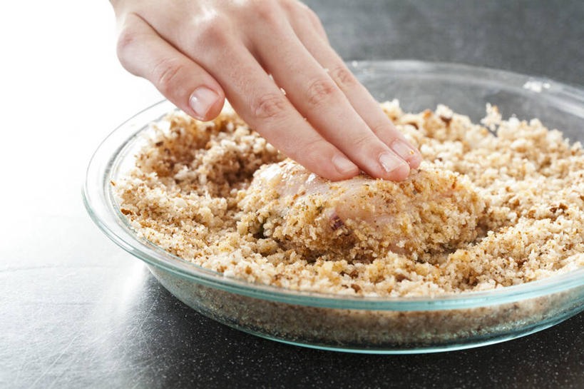 点心,面包,西方人,手,一个人,横图,俯视,室内,特写,白天,餐桌,桌子,玻璃,欧洲,欧洲人,仅一个年轻女性,仅一个女性,仅一个人,一堆,许多,握,阴影,堆叠,堆积,朦胧,模糊,反射,影子,鸡肉,肉,食品,面点,肉类,玻璃制品,食物,糕点,一个,容器,碗,手部,握着,单个,餐台,储藏,堆,单手,面包屑,储存,肉食,年轻女性,女人,女性,白种人,半身,彩图,高角度拍摄,贮存