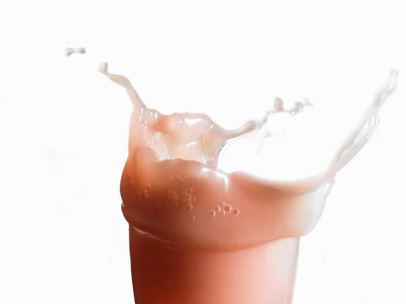 果汁,无人,横图,俯视,室内,特写,白天,白色背景,水,杯子,阴影,飞溅,溅,反射,液体,影子,水滴,饮品,一杯,芭乐,玻璃制品,水珠,饮料,水杯,番石榴,摄影,影棚,可口,喷洒,适口,拔子,番石榴子,玻璃杯,彩图,高角度拍摄,影棚拍摄,拍摄