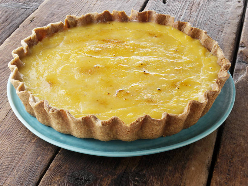 面食,无人,横图,俯视,室内,特写,白天,烹饪,西餐,桌面,桌子,餐具,阴影,反射,木制,碟子,盘,影子,料理,食品,面点,菜肴,美食,食物,盘子,木制品,碟,西式,摄影,佳肴,影棚,派,柠檬派,彩图,高角度拍摄,影棚拍摄,拍摄