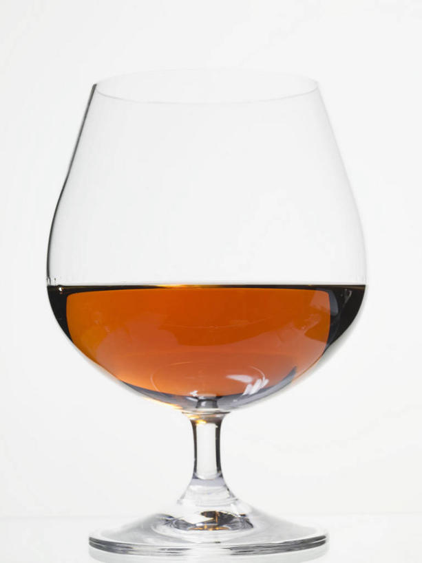 威士忌,无人,竖图,室内,特写,白天,白色背景,正面,桌面,桌子,杯子,阴影,反射,木制,高脚杯,影子,红酒杯,酒类,一杯,玻璃制品,酒,饮料,酒杯,木制品,摄影,影棚,葡萄酒杯,烈酒,玻璃杯,彩图,影棚拍摄,拍摄