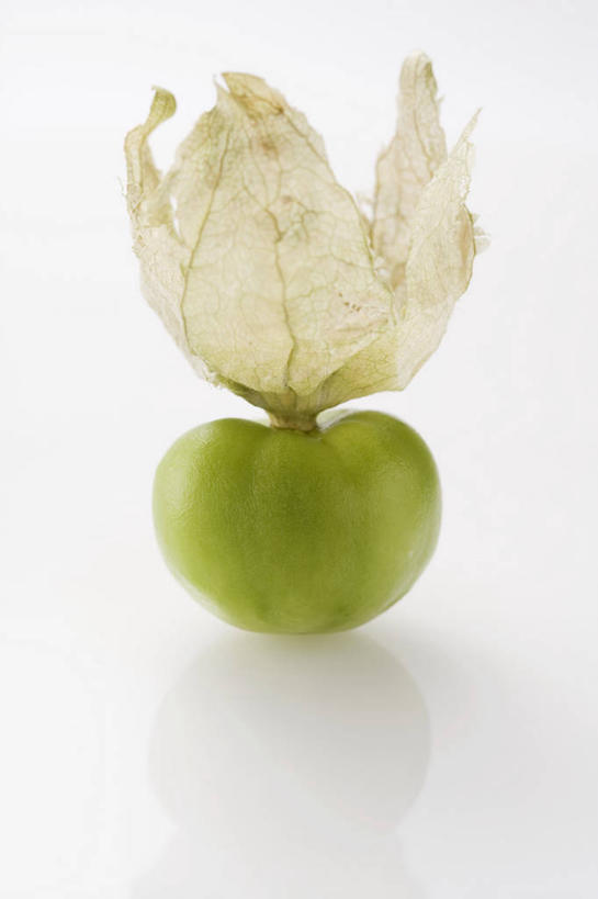 无人,竖图,俯视,室内,特写,白天,白色背景,桌面,桌子,水果,阴影,新鲜,反射,木制,影子,生食,食品,果实,食物,一个,绿色,木制品,摄影,有机食品,绿色食品,影棚,单个,金灯,挂金灯,红姑娘,锦灯笼,酸浆,泡泡草,彩图,高角度拍摄,影棚拍摄,拍摄