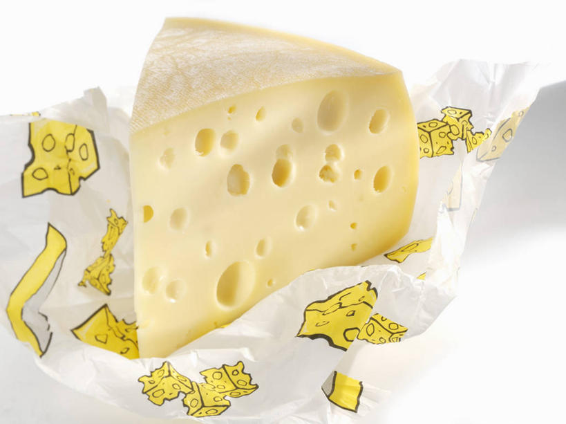 奶酪,无人,横图,俯视,室内,特写,白天,白色背景,桌面,桌子,阴影,反射,木制,包装,包装纸,影子,纸,干酪,起司,纸张,芝士,营养,一个,木制品,乳酪,摄影,影棚,单个,包装材料,乳制品,发酵,羊皮纸,半硬质奶酪,彩图,高角度拍摄,影棚拍摄,拍摄