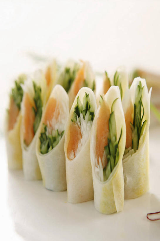 点心,无人,竖图,俯视,室内,特写,白天,白色背景,烹饪,桌面,桌子,萝卜,胡萝卜,蔬菜,阴影,朦胧,模糊,新鲜,反射,木制,影子,料理,食品,春卷,菜肴,美食,食物,木制品,摄影,佳肴,有机食品,绿色食品,影棚,薄饼,春饼,越菜,越南菜,越南料理,红萝卜,甘荀,彩图,高角度拍摄,影棚拍摄,拍摄,米皮,越南春卷