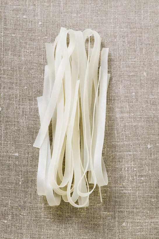 面食,面条,无人,竖图,俯视,室内,特写,白天,烹饪,中餐,桌面,桌子,阴影,反射,木制,影子,面,料理,食品,菜肴,美食,米粉,食物,木制品,中式,摄影,佳肴,影棚,彩图,高角度拍摄,影棚拍摄,拍摄,米面