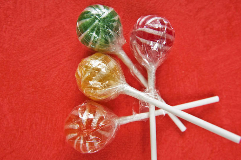 无人,横图,俯视,室内,特写,白天,桌面,桌子,阴影,红色背景,反射,木制,棒棒糖,包装,包装纸,影子,纸,食品,糖,糖果,甜点,甜品,纸张,食物,黄色,红色,绿色,木制品,甜食,四个,橙色,摄影,影棚,包装材料,彩图,高角度拍摄,影棚拍摄,拍摄,玻璃纸