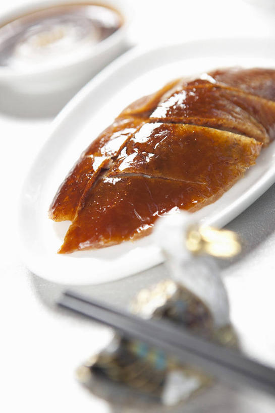 烤鸭,无人,竖图,俯视,室内,特写,白天,白色背景,烹饪,中餐,桌面,桌子,餐具,阴影,朦胧,模糊,反射,木制,碟子,盘,影子,肉,料理,食品,鸭肉,菜肴,美食,肉类,食物,盘子,木制品,碟,中式,摄影,佳肴,影棚,肉食,北京烤鸭,北京菜,京帮菜,京菜,彩图,高角度拍摄,影棚拍摄,拍摄