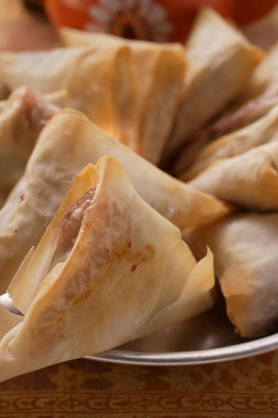 点心,煎饼,无人,竖图,俯视,室内,特写,白天,桌面,桌子,餐具,阴影,朦胧,模糊,反射,木制,碟子,盘,影子,食品,文化,小吃,食物,糕点,盘子,木制品,碟,甜食,摄影,影棚,薄煎饼,彩图,高角度拍摄,影棚拍摄,拍摄,班戟,薄烤饼