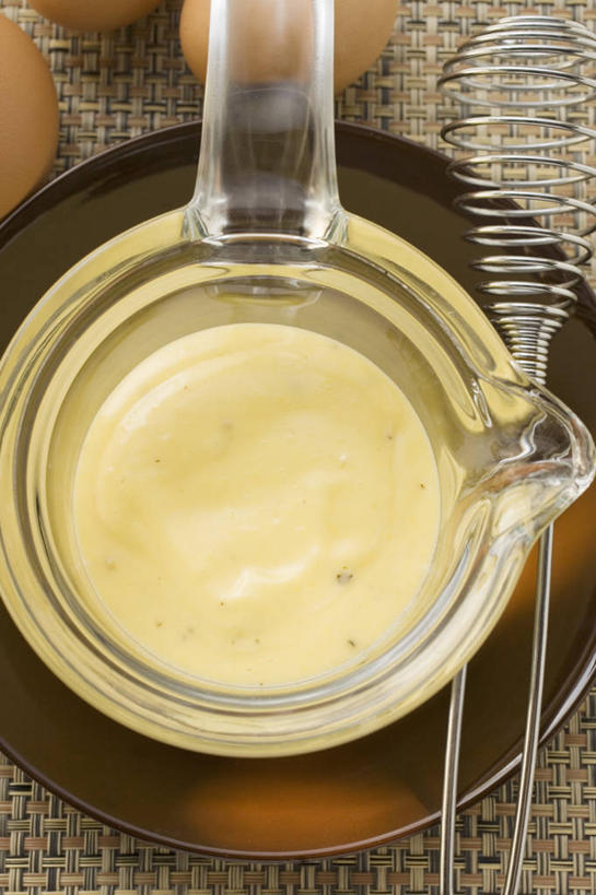 无人,竖图,俯视,室内,特写,白天,桌面,桌子,玻璃,阴影,朦胧,模糊,反射,木制,影子,调料,酱料,酱汁,佐料,美乃滋,调味品,调味料,酱,玻璃制品,一个,木制品,容器,碗,单个,储藏,储存,蛋黄酱,蛋黄沙拉酱,调味油,彩图,高角度拍摄,贮存