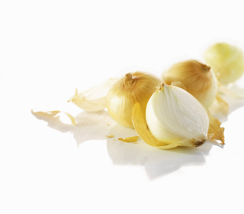 无人,横图,俯视,室内,特写,白天,白色背景,桌面,桌子,蔬菜,洋葱,阴影,朦胧,模糊,新鲜,反射,木制,影子,食品,食物,木制品,剥开,摄影,有机食品,绿色食品,影棚,玉葱,圆葱,洋葱头,球葱,葱头,彩图,高角度拍摄,影棚拍摄,拍摄,白洋葱