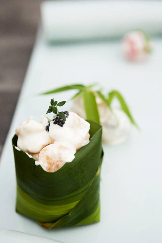 海鲜,蟹,竖图,室内,特写,白天,正面,桌面,桌子,叶子,阴影,朦胧,模糊,新鲜,反射,木制,螃蟹,影子,生食,沙拉,食品,绿叶,色拉,水产,沙律,食物,餐巾,木制品,嫩叶,色拉酱,海产品,千岛酱,保洁方巾,口布,叶,叶片,半身,彩图,海鲜沙拉