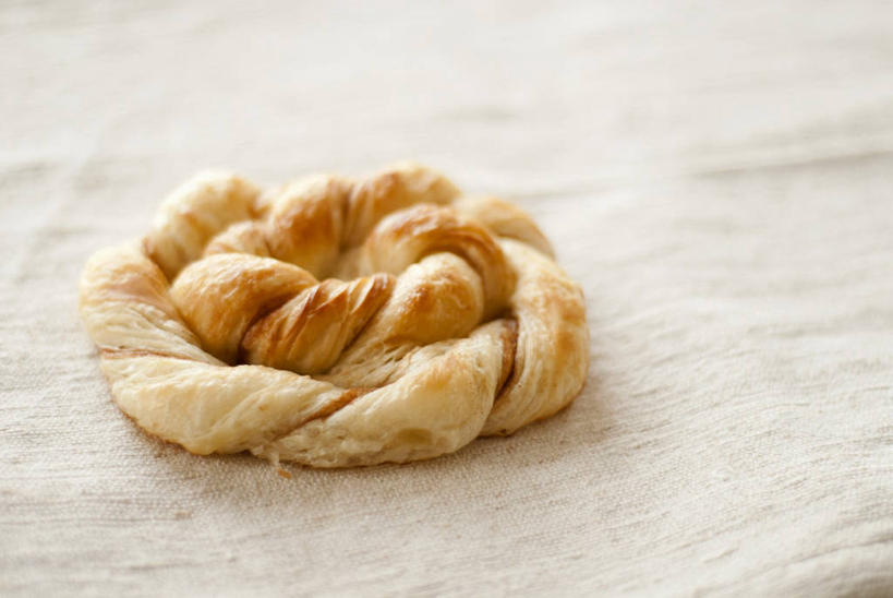 点心,面包,横图,室内,特写,白天,正面,桌面,桌子,阴影,反射,木制,影子,食品,面点,食物,糕点,一个,木制品,单个,辫子面包,半身,彩图