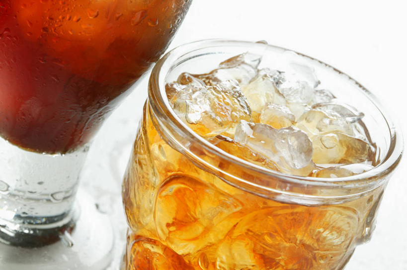 无人,横图,俯视,室内,特写,白天,白色背景,幸福,餐桌,茶,桌子,杯子,阴影,反射,影子,冰,红茶,冰块,茶叶,娱乐,冷冻,玻璃制品,两个,水杯,享受,休闲,温馨,放松,寒冷,乐趣,摄影,影棚,冷藏,餐台,冰冷,提神,舒适,醒脑,保鲜,芙蓉茶,玻璃杯,彩图,高角度拍摄,影棚拍摄,拍摄