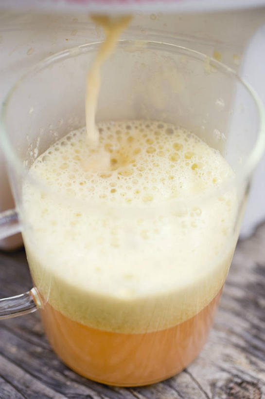 果汁,无人,竖图,俯视,室内,特写,白天,桌面,桌子,苹果,杯子,阴影,朦胧,模糊,反射,木制,电器,工具,影子,饮品,一杯,设备,榨汁机,玻璃制品,饮料,木制品,水杯,搅拌,苹果汁,研磨,切割,家电,家用电器,可口,榨汁,适口,玻璃杯,彩图,高角度拍摄