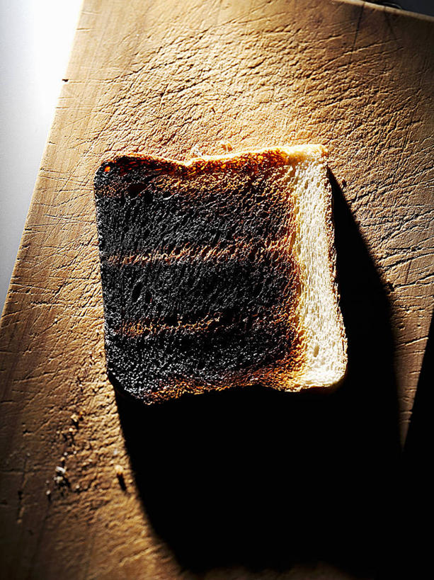 点心,面包,无人,竖图,俯视,室内,特写,白天,白色背景,餐桌,桌子,阴影,反射,影子,食品,面点,吐司,食物,糕点,摄影,影棚,餐台,法式面包,烤焦,吐司面包,彩图,高角度拍摄,影棚拍摄,拍摄,多士,听型面包