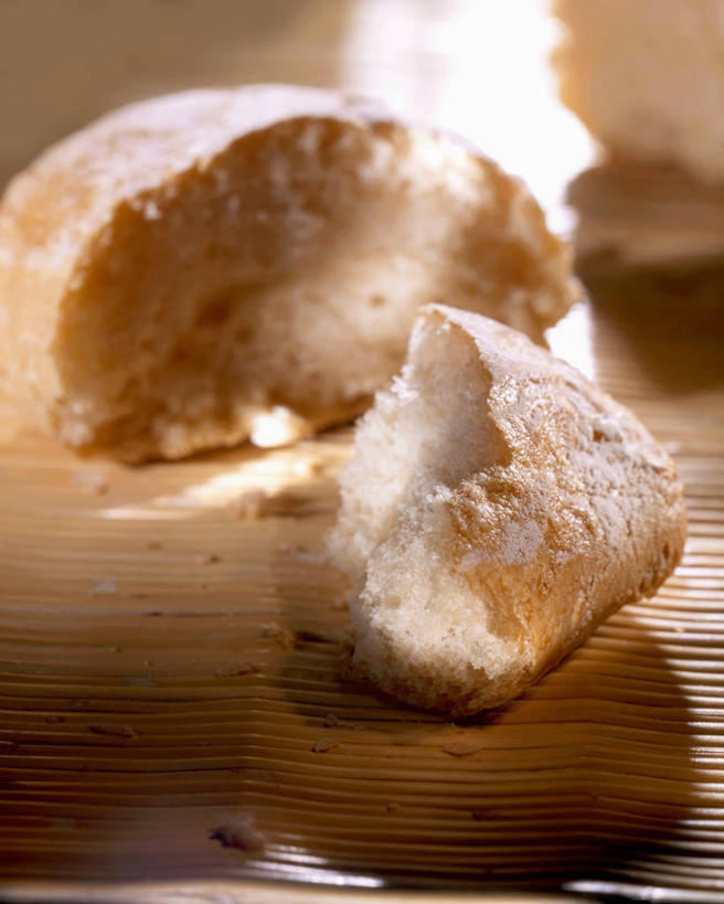 点心,面包,无人,竖图,俯视,室内,特写,白天,桌面,桌子,阴影,朦胧,模糊,破碎,反射,木制,影子,食品,面点,食物,糕点,木制品,碎裂,破裂,分裂,白面包,彩图,高角度拍摄,决裂