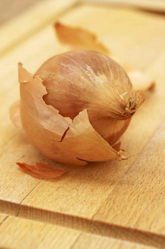 无人,竖图,俯视,室内,特写,白天,桌面,桌子,蔬菜,洋葱,阴影,朦胧,模糊,新鲜,反射,木制,影子,食品,食物,木制品,剥开,有机食品,绿色食品,玉葱,圆葱,洋葱头,球葱,葱头,彩图,高角度拍摄,黄洋葱