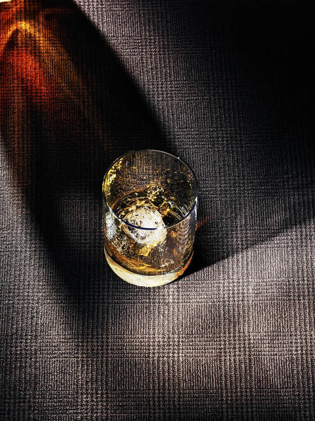 威士忌,无人,竖图,俯视,室内,特写,白天,餐桌,桌子,杯子,阴影,黑色背景,反射,影子,冰,冰块,酒类,一杯,冷冻,玻璃制品,酒,饮料,水杯,寒冷,摄影,影棚,冷藏,餐台,冰冷,保鲜,烈酒,玻璃杯,彩图,高角度拍摄,影棚拍摄,拍摄