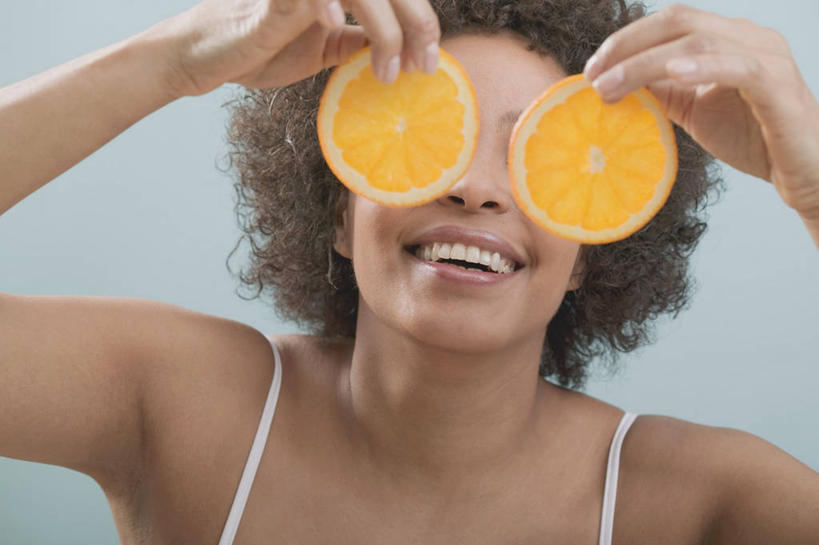 西方人,脸,头,脸颊,手,一个人,站,笑,微笑,露齿笑,横图,室内,特写,白天,正面,水果,吊带,欧洲,非洲,黑人,欧洲人,双手,仅一个年轻女性,仅一个女性,仅一个人,握,灰色背景,服装,新鲜,生食,食品,果实,拿,拿着,吊带衫,肩膀,食物,衣服,站着,手部,握着,遮,遮掩,摄影,服饰,有机食品,绿色食品,影棚,掩盖,遮挡,衣着,甜橙,穿着,遮盖,掩饰,衣饰,年轻女性,女人,女性,非洲人,头部,脸部,脸蛋,面部,橙子,橙,站立,半身,彩图,影棚拍摄,拍摄,鹄壳,黄橙,黄果,金橙,金环,金球,糖橙