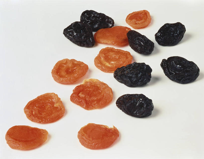 无人,横图,俯视,室内,特写,白天,白色背景,餐桌,桌子,李子,杏,阴影,反射,影子,食品,食物,腌制,甜食,摄影,蜜饯,影棚,餐台,果脯,杏果,红李,鸡血李,杏李,杏子,彩图,高角度拍摄,影棚拍摄,拍摄