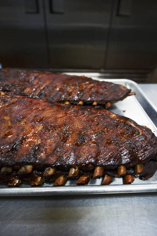 骨骼,无人,竖图,俯视,室内,特写,白天,烹饪,中餐,桌面,桌子,餐具,金属制品,阴影,反射,金属,木制,碟子,盘,影子,排骨,肉,油炸,料理,食品,骨头,猪肉,菜肴,美食,肉类,食物,一个,盘子,木制品,碟,中式,佳肴,单个,骨架,肉食,炸猪排,豚肉,彩图,高角度拍摄